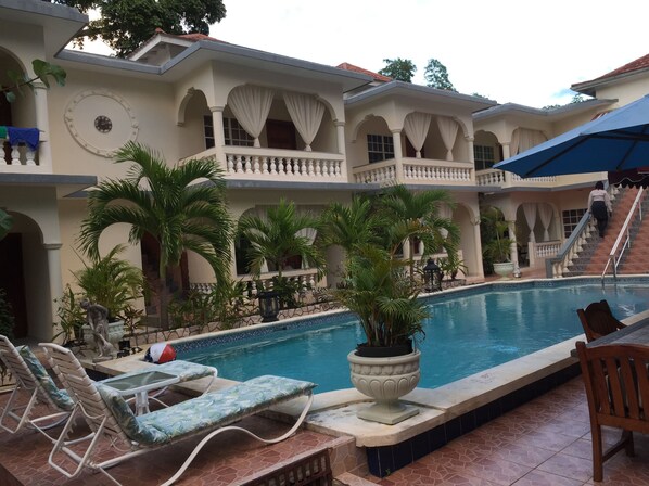 حمّام سباحة خارجي، مقاعد للتشمس