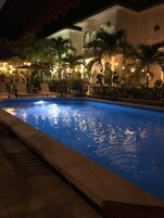 Una piscina al aire libre, tumbonas