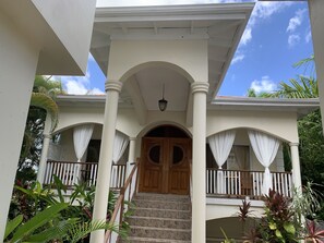 Egyptian cotton sheets, premium bedding, down comforters - Rayon Hotel (Negril)