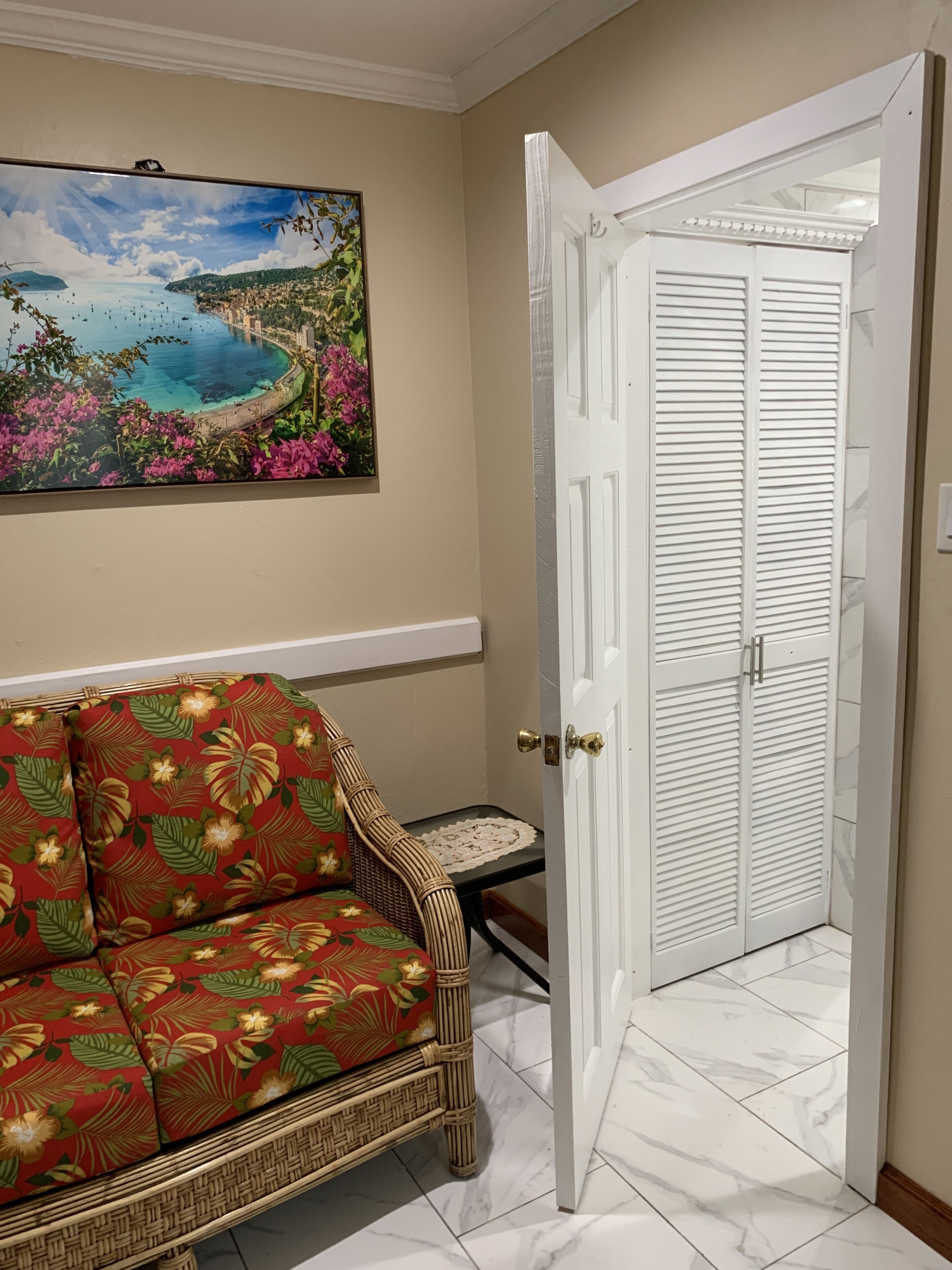 apartment | living area | 40-inch flat-screen tv with cable channels, tv