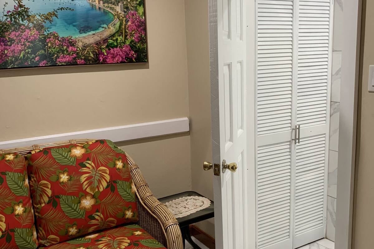 apartment | living area | 40-inch flat-screen tv with cable channels, tv