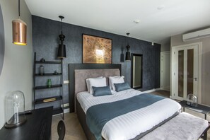 Deluxe Double Room | Egyptian cotton sheets, premium bedding, Select Comfort beds - No. 377 House (Amsterdam)