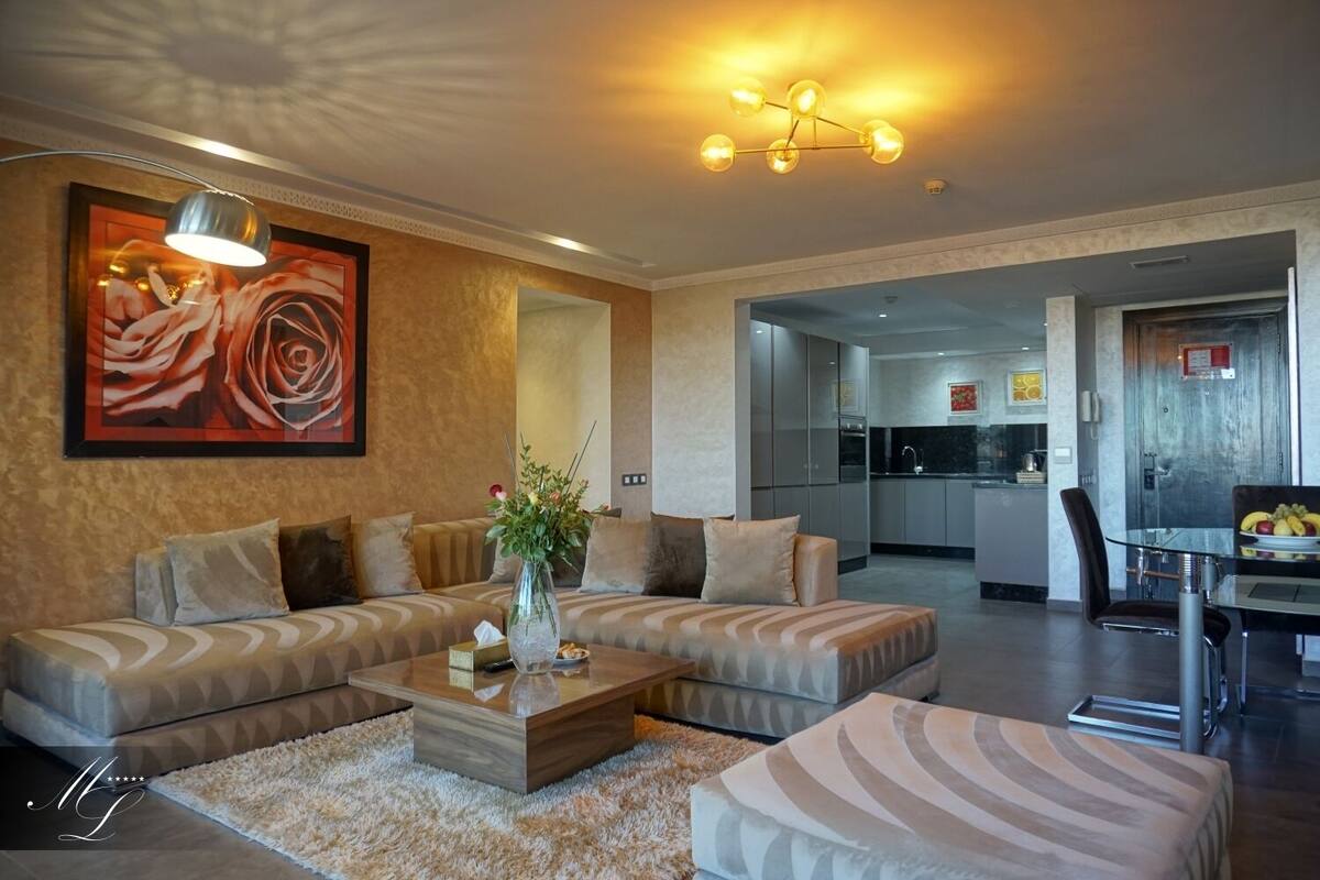 Ein modernes Wohnzimmer mit einer Sofagarnitur, einem Couchtisch und einem Essbereich mit Tisch und Stühlen.