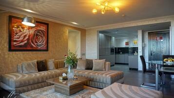 3 habitaciones, ropa de cama de alta calidad, cubrecamas y minibar