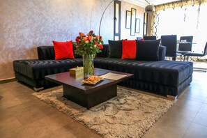 Apartment, 1 Bedroom | 3 bilik tidur, peralatan tempat tidur premium, gebar bulu kapas 