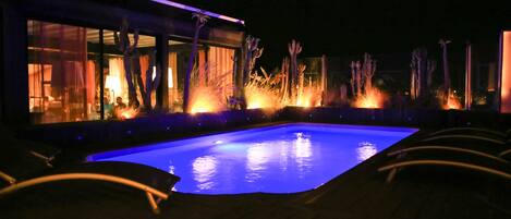 Seasonal outdoor pool, pool loungers