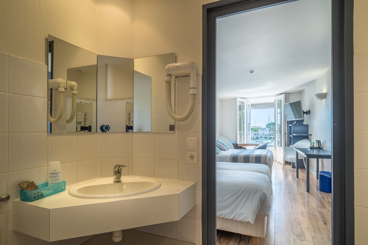 Une salle de bain moderne avec un lavabo, un miroir et une douche.
