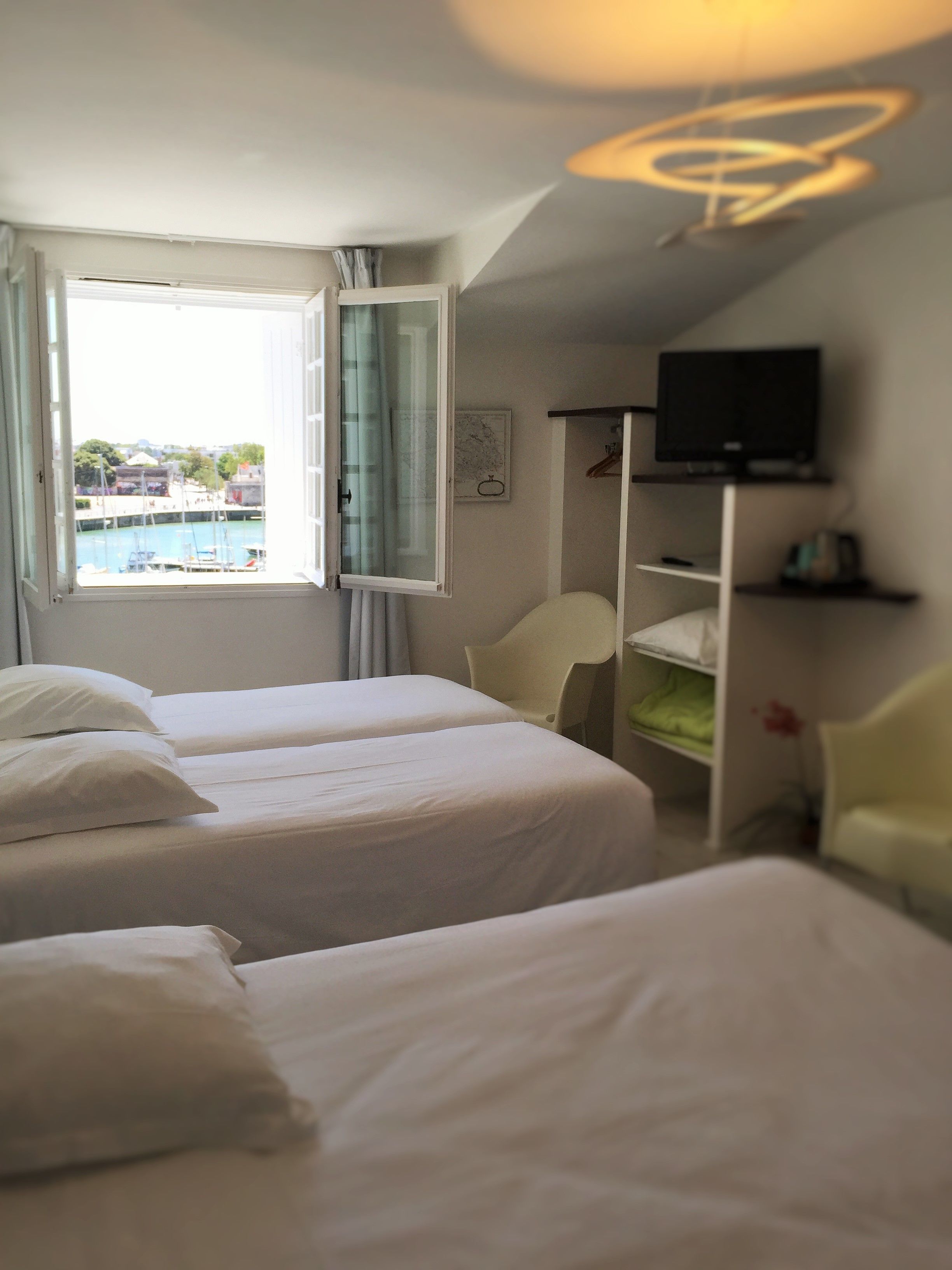 family room, harbour view | 2 bedrooms, hypo-allergenic bedding, individually decorated