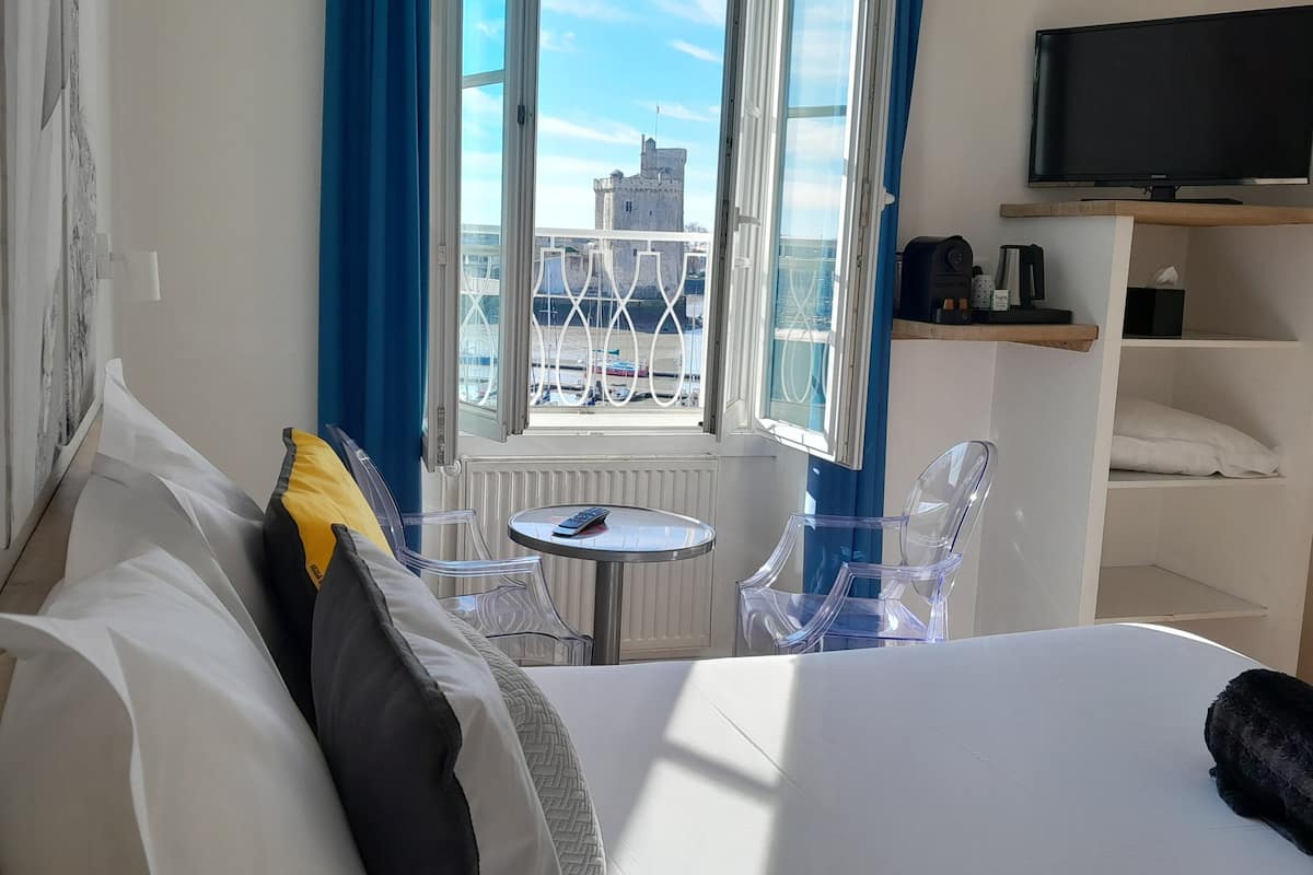 Habitación doble superior, vistas al puerto | Ropa de cama hipoalergénica y decoración individual
