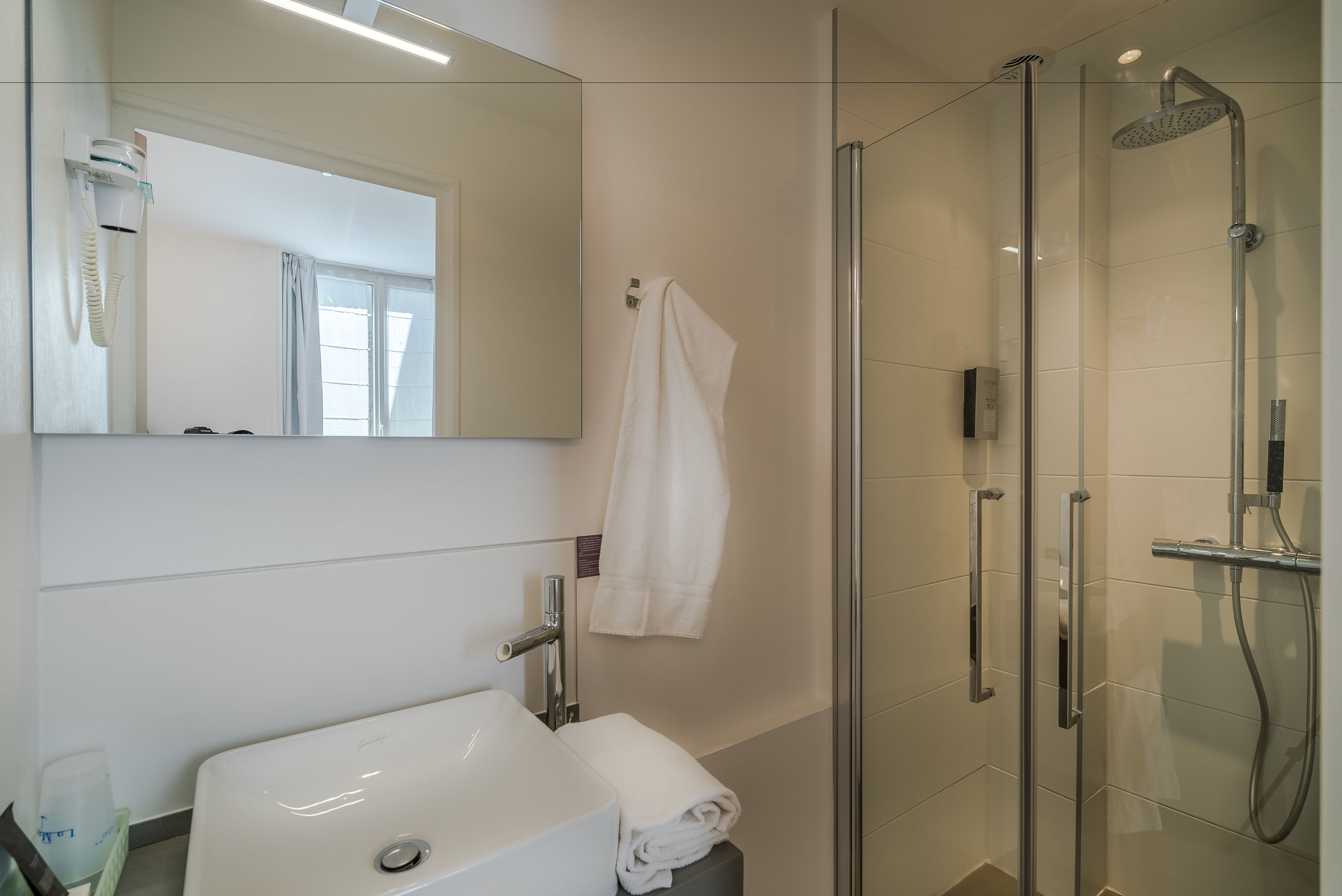 shower, free toiletries, hair dryer, towels