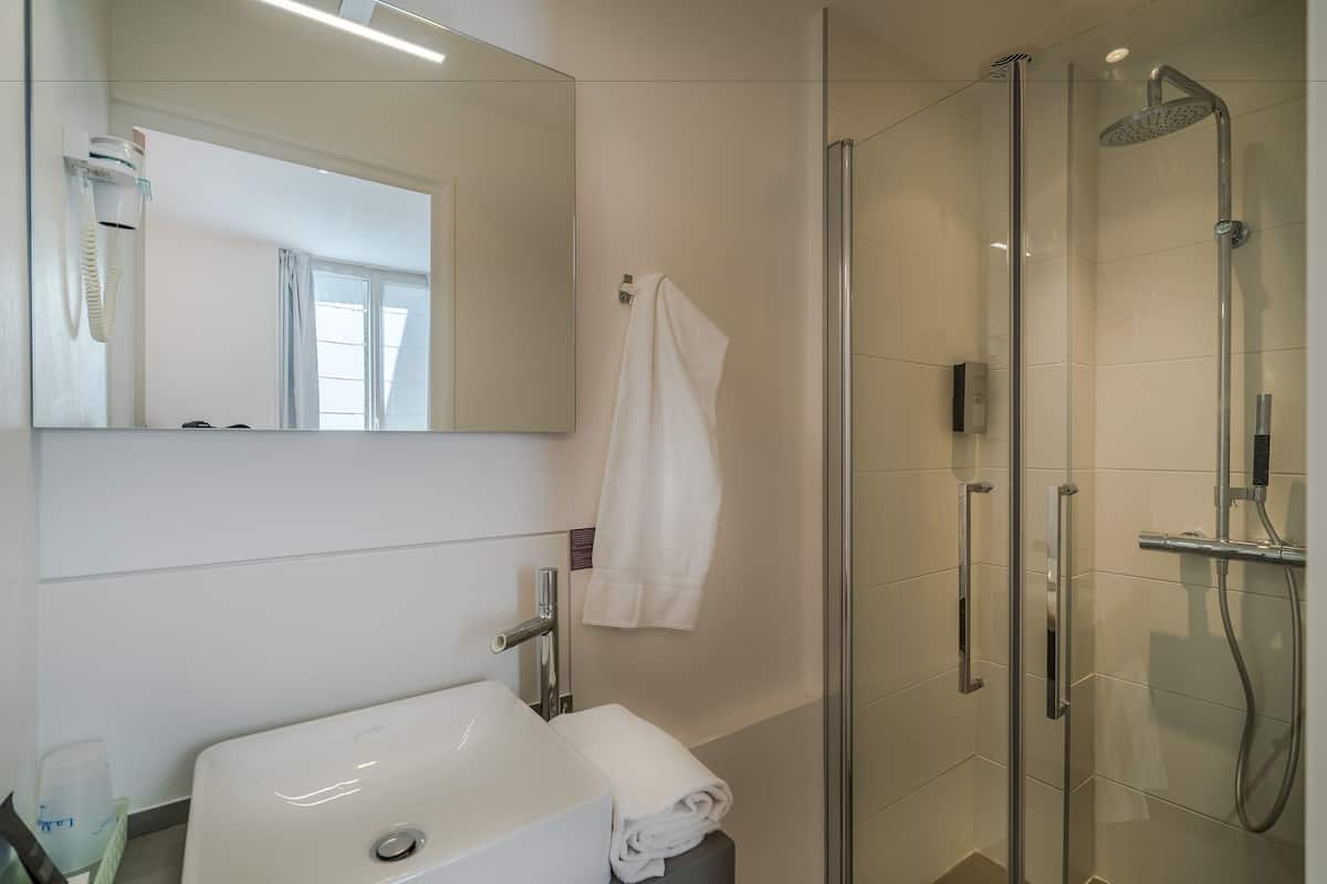 shower, free toiletries, hair dryer, towels