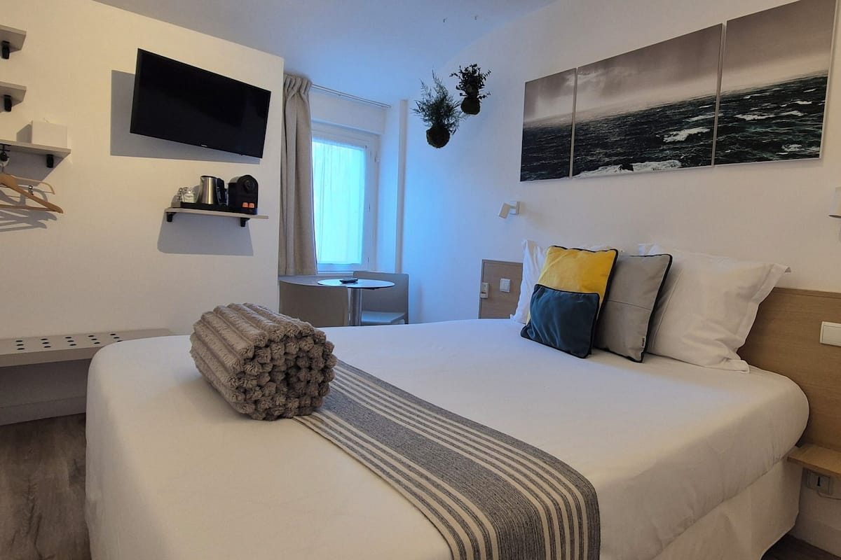 Habitación doble, en la zona del patio | Ropa de cama hipoalergénica y decoración individual