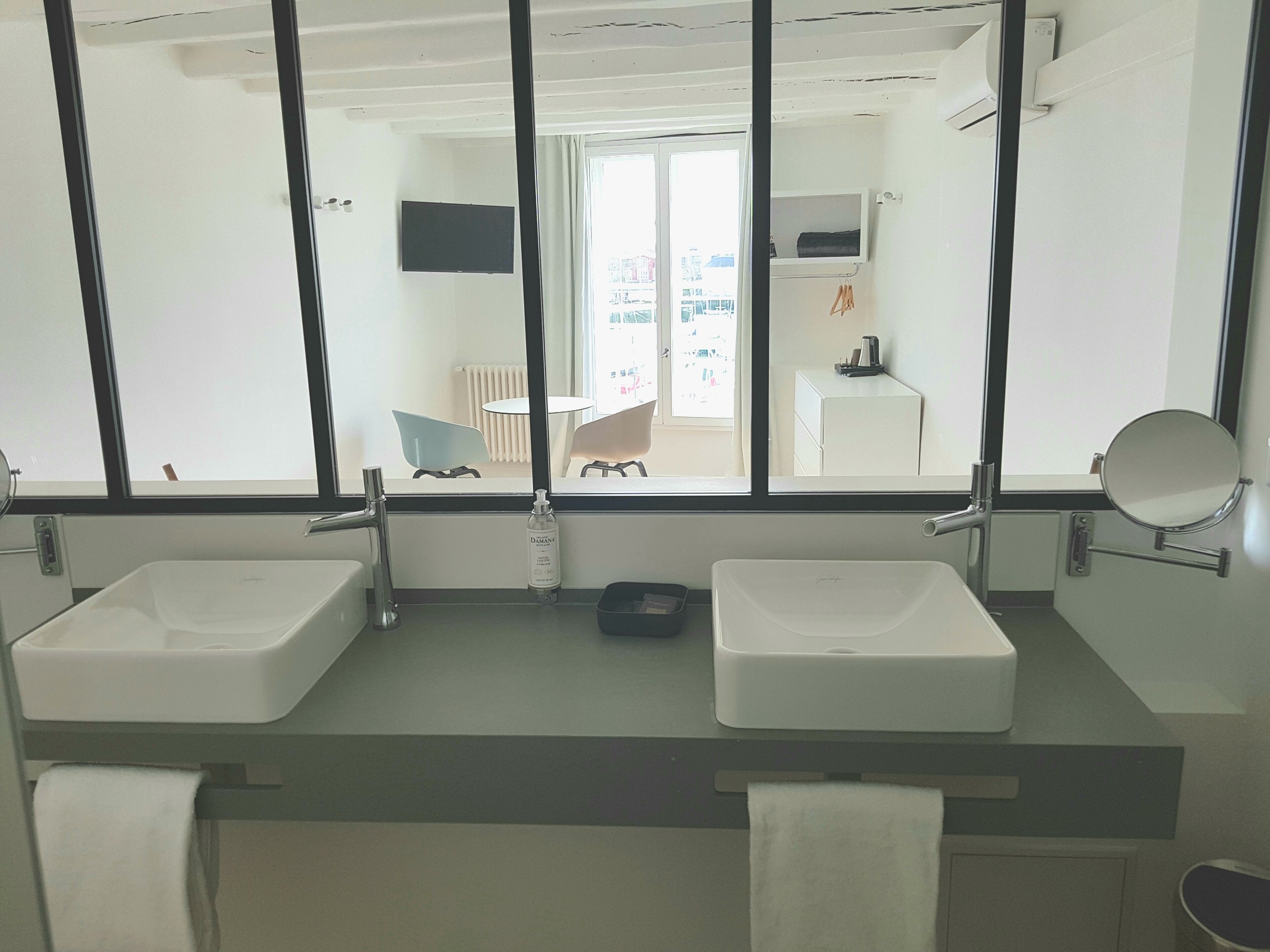 Buồng tắm vòi sen, đồ dùng nhà tắm miễn phí, máy sấy tóc, khăn tắm 