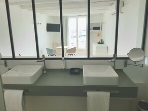 Ducha, artículos de tocador gratuitos, secador de pelo, toallas