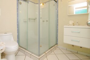 Badkamer | Een douche, gratis toiletartikelen, een haardroger