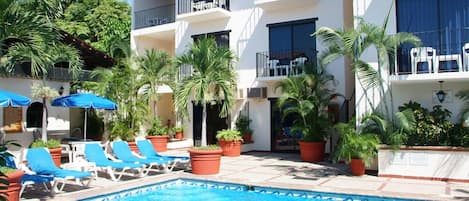 Hồ bơi ngoài trời