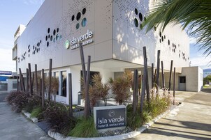 Un edificio moderno con un letrero que indica 'Isla Verde hotel & restaurant'.