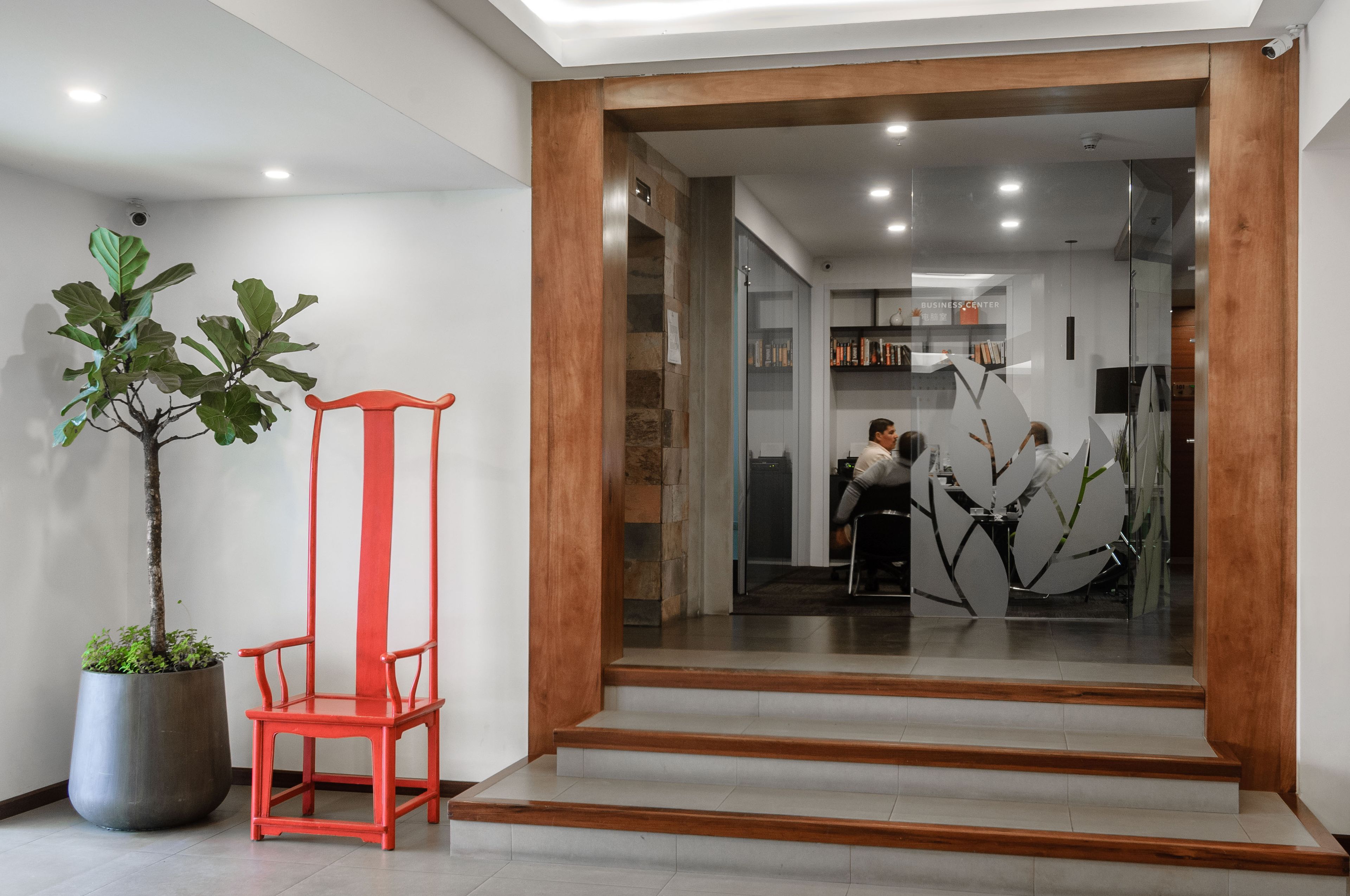 Een modern interieur met een trap naar een bedrijfsruimte.