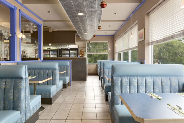 Lounge - Colonial Square Inn & Suites (Saskatoon)