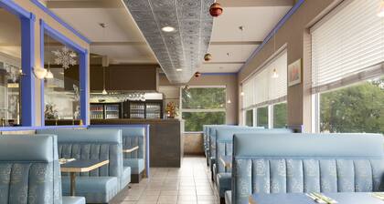 Colonial Square Inn & Suites