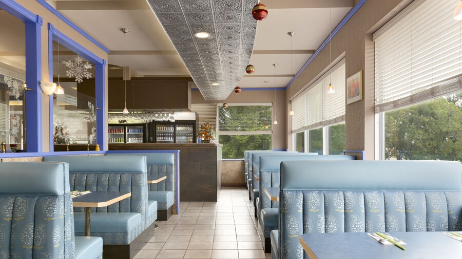 Colonial Square Inn & Suites