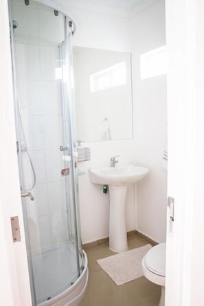 Douche, articles de toilette gratuits, sèche-cheveux