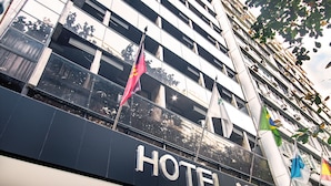 A modern hotel building with a prominent sign reading "HOTEL NACIONAL". - Hotel Nacional Inn Rio Copacabana (Rio de Janeiro)