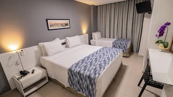 Quarto triplo luxo | Frigobar, cofres nos quartos, escrivaninha, cortinas blackout