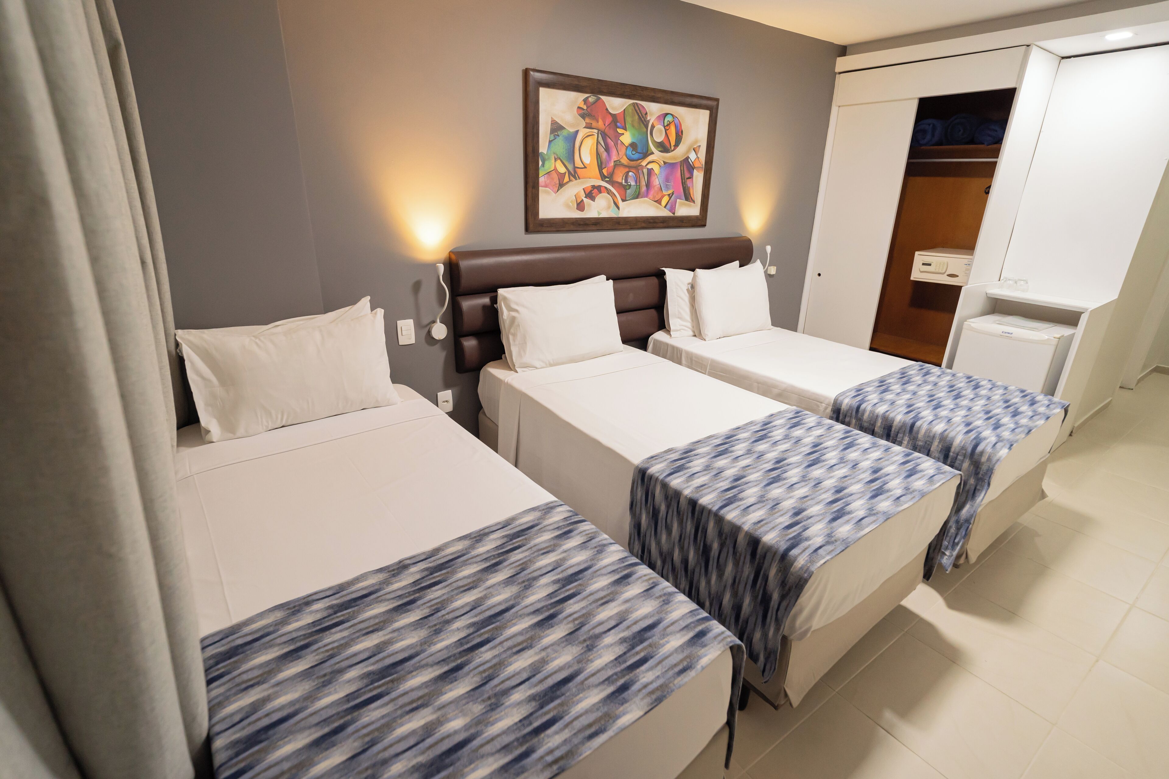 deluxe triple room, 3 single beds | 1 bedroom, minibar, in-room safe, desk