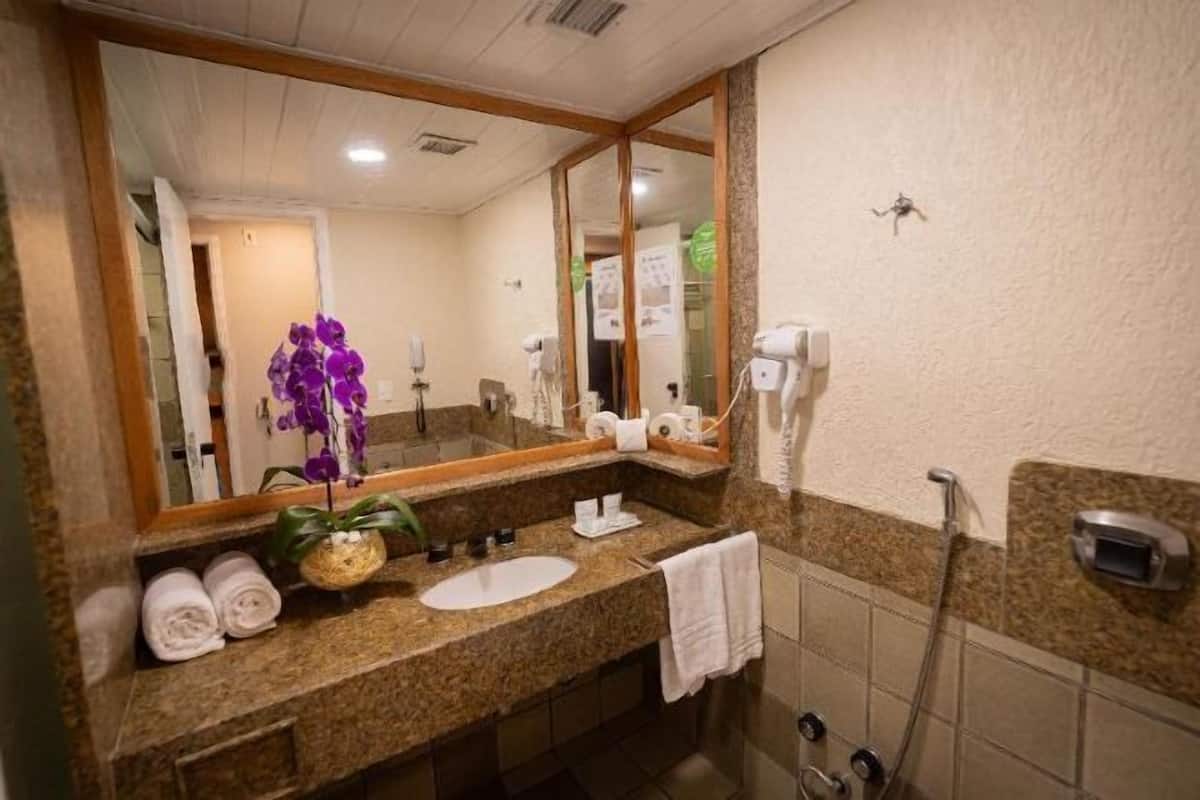 Badkamer | Een douche, een regendouche, een haardroger