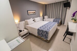 Deluxe Triple Room | Minibar, in-room safe, desk, blackout drapes - Hotel Nacional Inn Rio Copacabana (Rio de Janeiro)