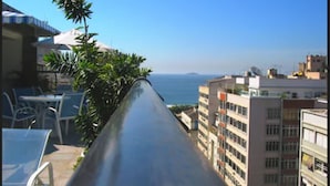 A narrow outdoor corridor with a view of the sea and buildings. - Hotel Nacional Inn Rio Copacabana (Rio de Janeiro)