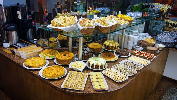 A buffet with various baked goods and desserts. - Hotel Nacional Inn Rio Copacabana (Rio de Janeiro)