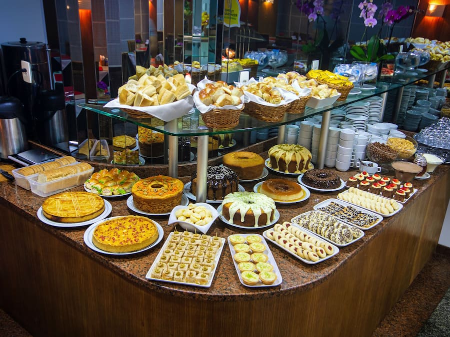 Café da manhã com buffet grátis todos os dias