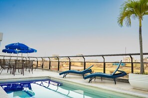 室外游泳池,提供日光浴躺椅