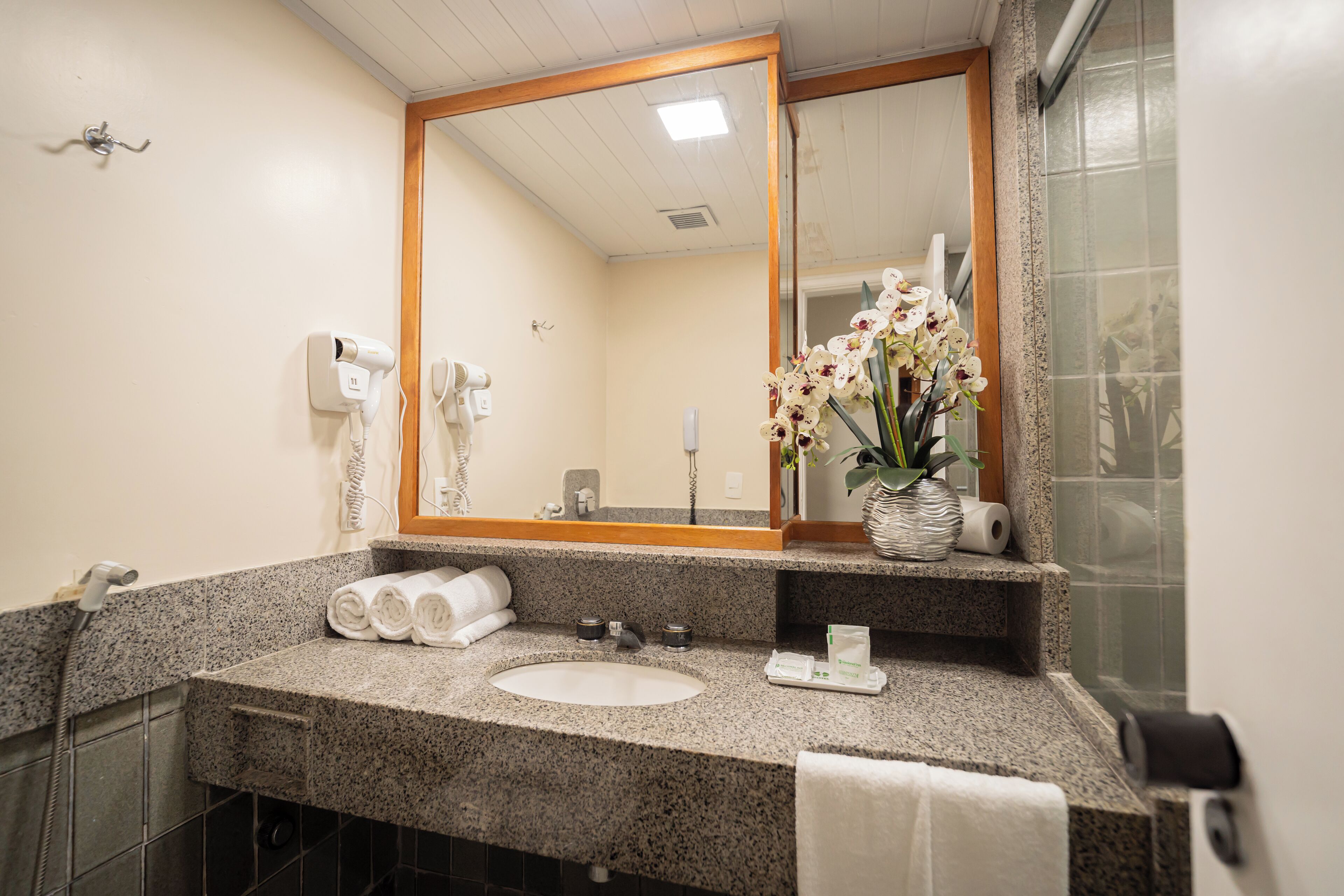 deluxe triple room, 3 single beds | bathroom | shower, rainfall showerhead, hair dryer