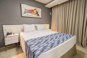 Suite | Minibar, caixa forta a l'habitació, escriptori i cortines opaques 