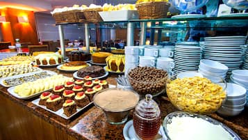 Café da manhã com buffet grátis todos os dias