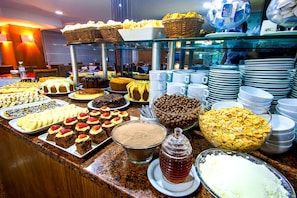 Café da manhã com buffet grátis todos os dias