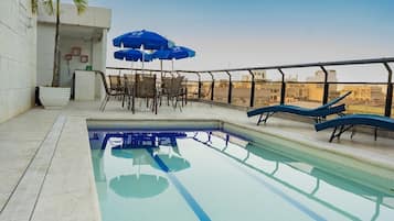 Piscina externa, espreguiçadeiras