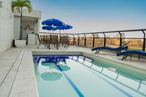 Outdoor pool, sun loungers - Hotel Nacional Inn Rio Copacabana (Rio de Janeiro)