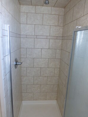 Zimmer, 2 Queen-Betten | Dusche im Bad