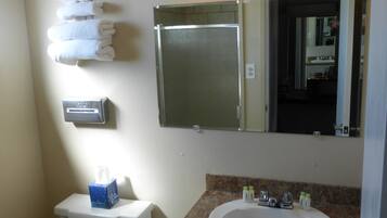 Habitación, 2 camas Queen size | Baño | Tina con regadera, secadora de cabello, toallas