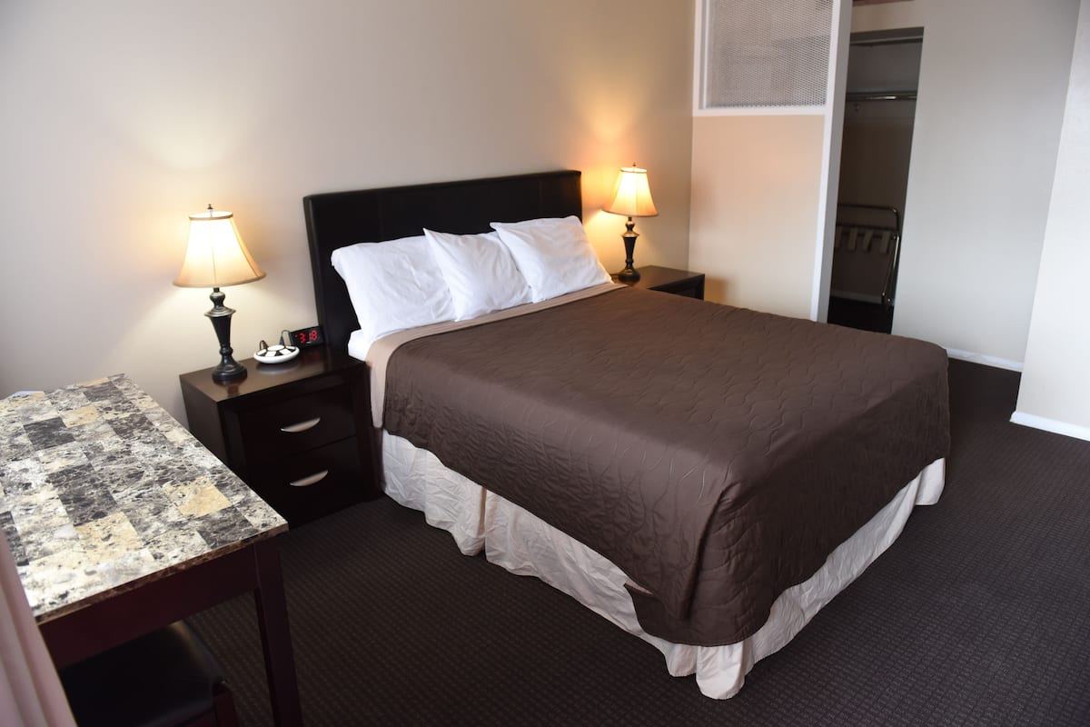 Room, 1 Queen Bed | Rollaway beds, free WiFi, bed sheets