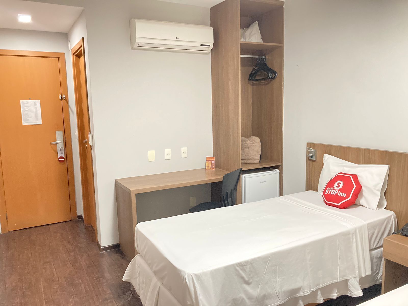 standard twin room | minibar, desk, free wifi, bed sheets