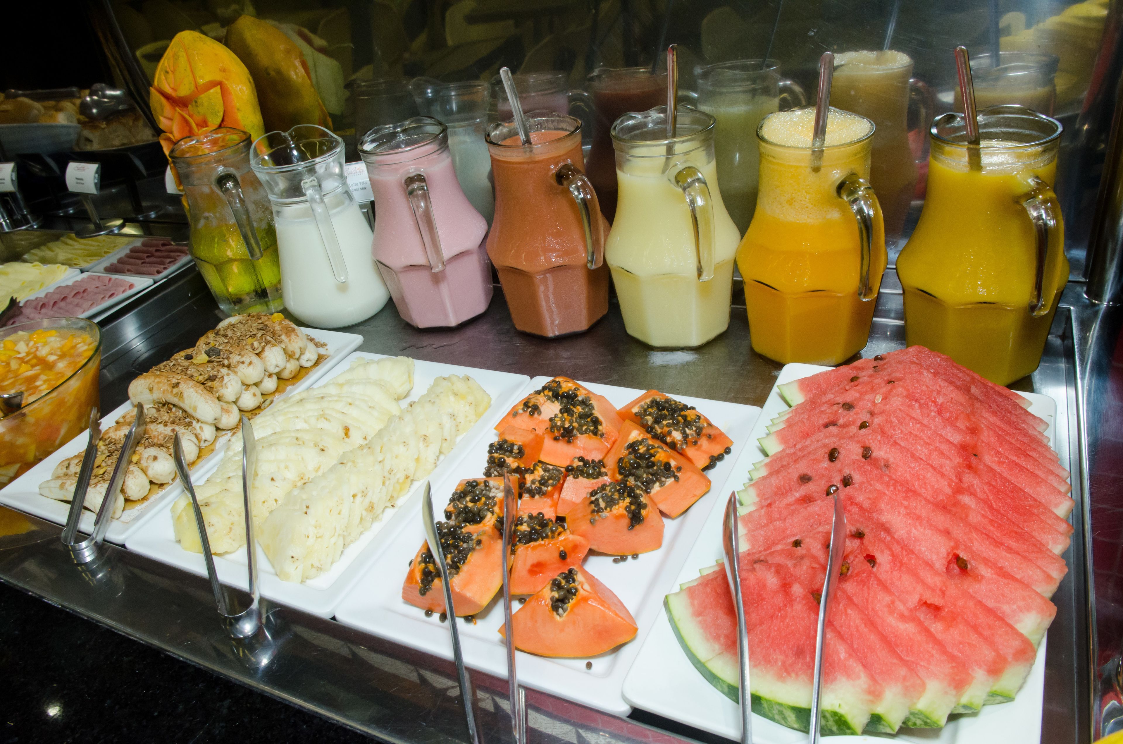 Um buffet com diversas opções de comida e bebida.