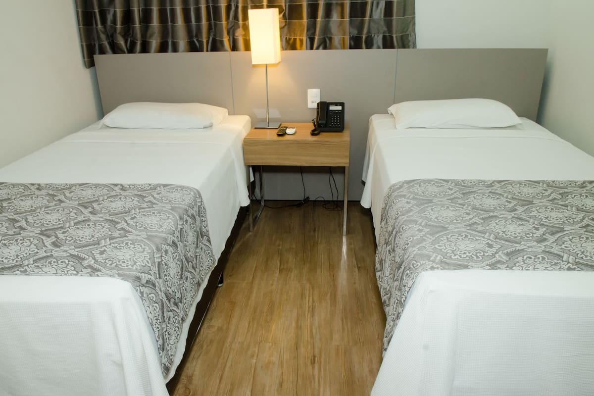 1 quarto, frigobar, cofres nos quartos, escrivaninha