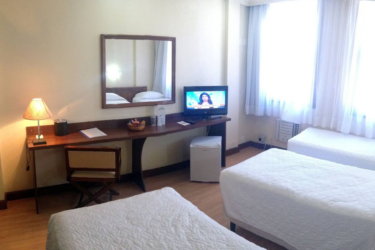 Kamar Triple Deluks | Minibar, brankas, meja kerja, dan ruang kerja ramah laptop