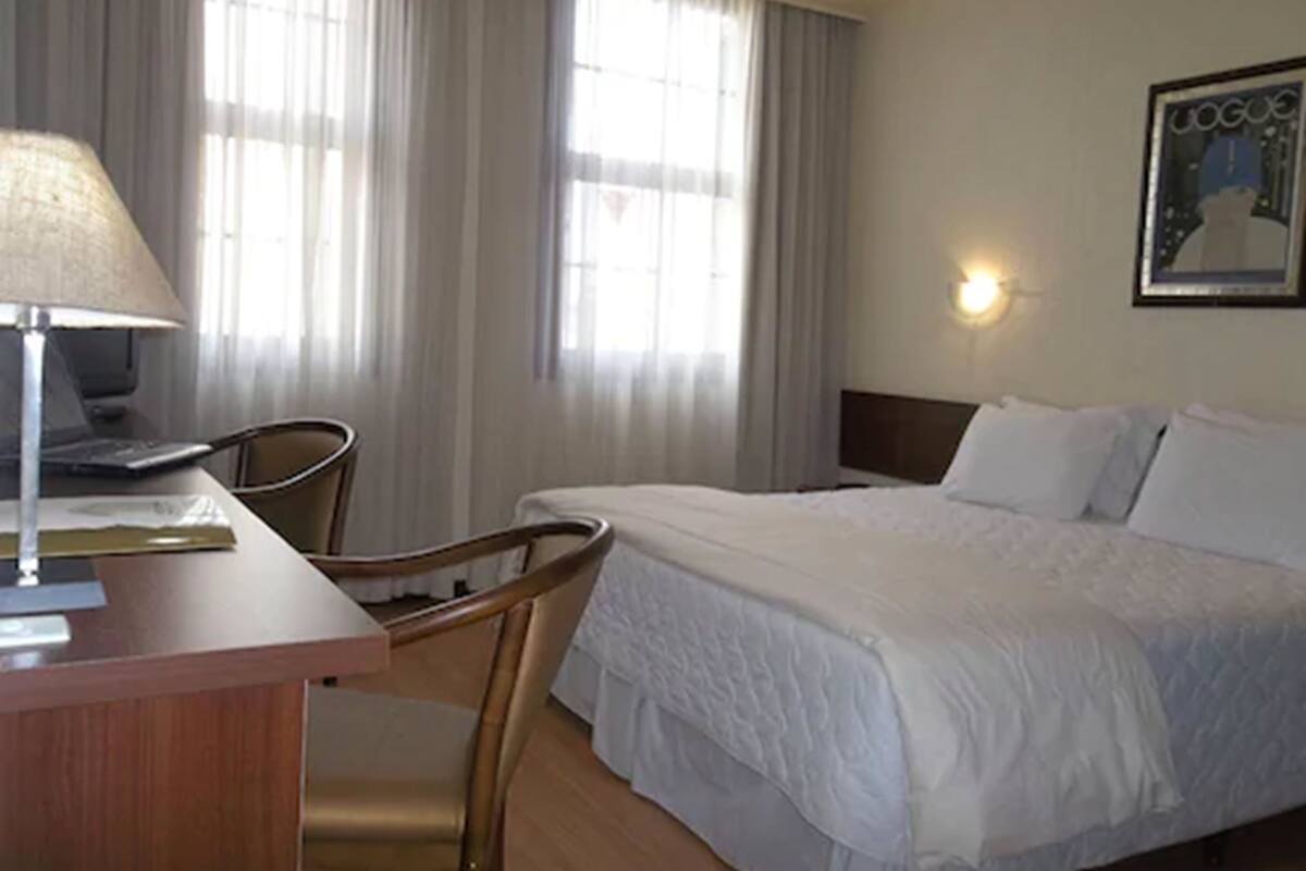 Minibar, brankas, meja kerja, dan ruang kerja ramah laptop