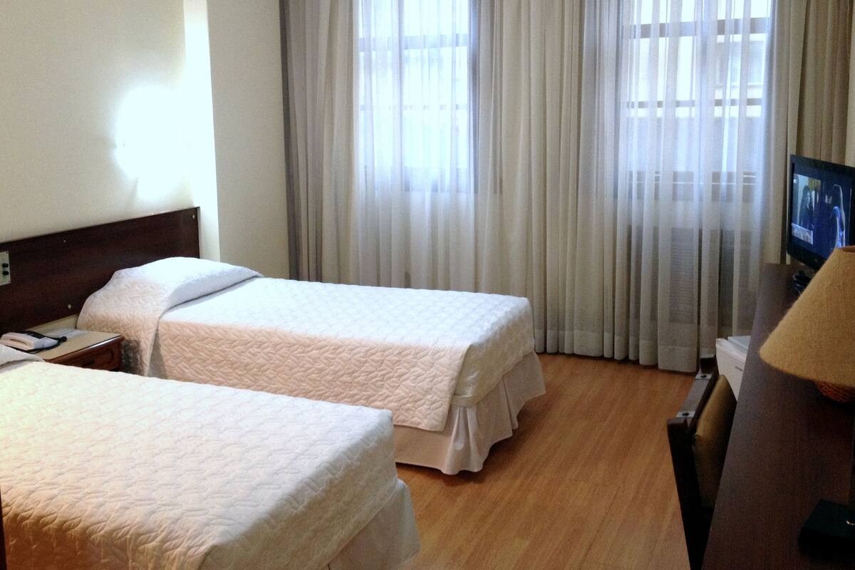 Kamar Twin Deluks | Minibar, brankas, meja kerja, dan ruang kerja ramah laptop